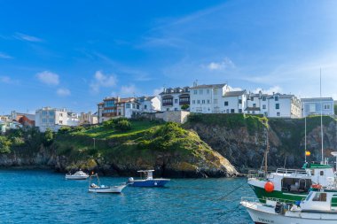 Tapia de Casariego, 18 Nisan 2023. İspanya 'nın Asturias kentindeki Tapia de Casariego adlı turist köyünün manzarası. Yüksek kalite fotoğraf