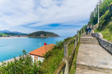 Ribadesella, 5 Mayıs 2023. İspanya 'nın Asturias kentindeki Ribadesella şehrinin turistik manzarası. Yüksek kalite fotoğraf