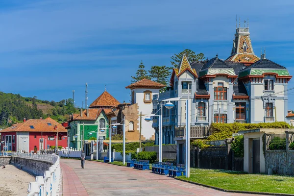 Ribadesella, 5 Mayıs 2023. İspanya 'nın Asturias kentindeki Ribadesella şehrinin turistik manzarası. Yüksek kalite fotoğraf