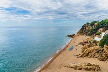 Calella, İspanya, 14 Haziran 2023. İspanya 'nın Barselona kentindeki Calella turistik şehrinin güzel körfezi. Yüksek kalite fotoğraf