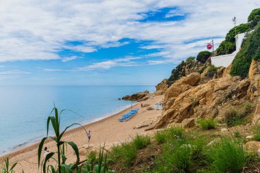 Calella, İspanya, 14 Haziran 2023. İspanya 'nın Barselona kentindeki Calella turistik şehrinin güzel körfezi. Yüksek kalite fotoğraf
