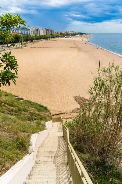 Calella, İspanya, 14 Haziran 2023. İspanya 'nın Barselona kentindeki turistik Calella plajı. Yüksek kalite fotoğraf