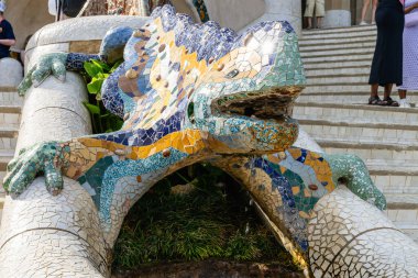 Barcelona, Katalonya, İspanya 'daki ünlü Park Guell' de mozaik semenderi. Yüksek kalite fotoğraf