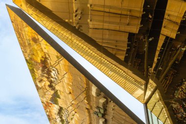 Barcelona, Katalonya, İspanya 'daki Mercat dels Encants, Büyüler Pazarı' nın ayna tavanında yansımalar. Yüksek kalite fotoğraf