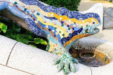 Barcelona, Katalonya, İspanya 'daki ünlü Park Guell' de mozaik semenderi. Yüksek kalite fotoğraf