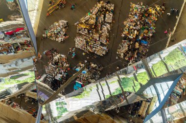 Barcelona, Katalonya, İspanya 'daki Mercat dels Encants, Büyüler Pazarı' nın ayna tavanında yansımalar. Yüksek kalite fotoğraf