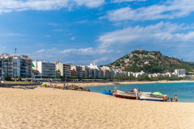 Blanes, İspanya, 15 Haziran 2023. Katalonya 'nın Girona kentindeki turistik Blanes şehrinin manzarası. Yüksek kalite fotoğraf