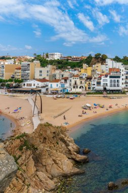 Blanes, İspanya, 15 Haziran 2023. Katalonya 'nın Girona kentindeki turistik Blanes şehrinin manzarası. Yüksek kalite fotoğraf