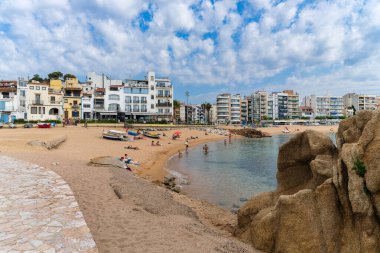 Blanes, İspanya, 15 Haziran 2023. Katalonya 'nın Girona kentindeki turistik Blanes şehrinin manzarası. Yüksek kalite fotoğraf