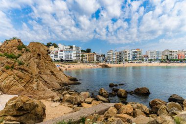 Blanes, İspanya, 15 Haziran 2023. Katalonya 'nın Girona kentindeki turistik Blanes şehrinin manzarası. Yüksek kalite fotoğraf