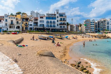Blanes, İspanya, 15 Haziran 2023. Katalonya 'nın Girona kentindeki turistik Blanes şehrinin manzarası. Yüksek kalite fotoğraf