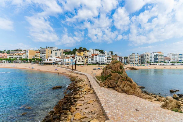 Blanes, İspanya, 15 Haziran 2023. Katalonya 'nın Girona kentindeki turistik Blanes şehrinin manzarası. Yüksek kalite fotoğraf