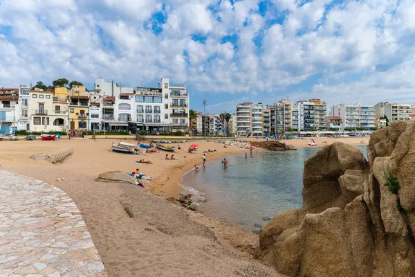 Blanes, İspanya, 15 Haziran 2023. Katalonya 'nın Girona kentindeki turistik Blanes şehrinin manzarası. Yüksek kalite fotoğraf