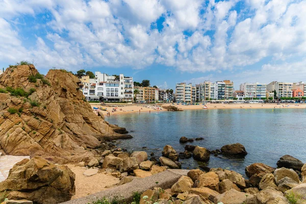 Blanes, İspanya, 15 Haziran 2023. Katalonya 'nın Girona kentindeki turistik Blanes şehrinin manzarası. Yüksek kalite fotoğraf