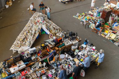 Barselona, İspanya, 19 Haziran 2023. Mercat del Encants veya Bellcaire Fair, Katalonya 'nın Barcelona şehrinde bulunan sembolik bir sokak pazarıdır. Yüksek kalite fotoğraf