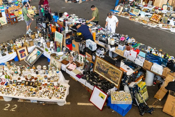 Barselona, İspanya, 19 Haziran 2023. Mercat del Encants veya Bellcaire Fair, Katalonya 'nın Barcelona şehrinde bulunan sembolik bir sokak pazarıdır. Yüksek kalite fotoğraf