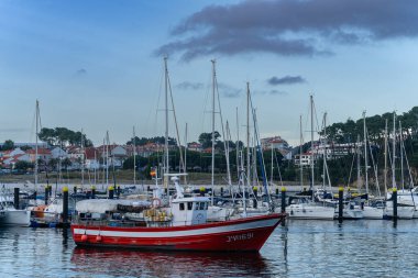 Portonovo, Pontevedra, İspanya, 7 Eylül 2023. Günbatımında Pontevedra, Galiçya 'da Portonovo limanının manzarası. Yüksek kalite fotoğraf