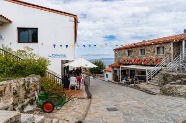 Ons Adası, Pontevedra, İspanya, 7 Eylül 2023. Ons Adası 'ndaki evler ve restoranlar, Pontevedra, Galiçya. Yüksek kalite fotoğraf