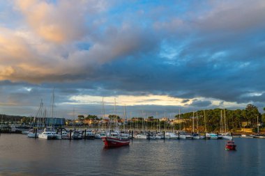 Portonovo, İspanya, 9 Eylül 2023. Günbatımında Pontevedra, Galiçya 'da Portonovo limanının manzarası. Yüksek kalite fotoğraf