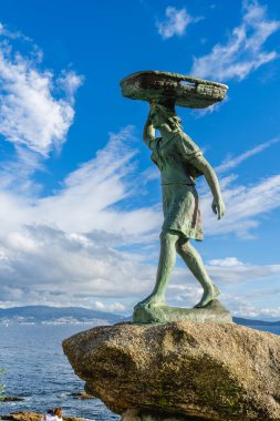 Portonovo, İspanya, 9 Eylül 2023. Heykel, Galiçya 'nın Pontevedra kentindeki Portonovo kasabasının balıkçı eşlerine adanmıştır. Yüksek kalite fotoğraf