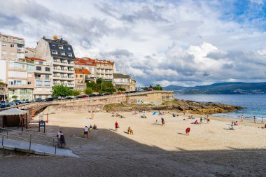 Portonovo, İspanya, 9 Eylül 2023. Galiçya 'nın Pontevedra kentindeki Portonovo kasabasındaki Canelinas plajı manzarası. Yüksek kalite fotoğraf