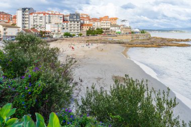 Portonovo, İspanya, 9 Eylül 2023. Galiçya 'nın Pontevedra kentindeki Portonovo kasabasındaki Canelinas plajı manzarası. Yüksek kalite fotoğraf
