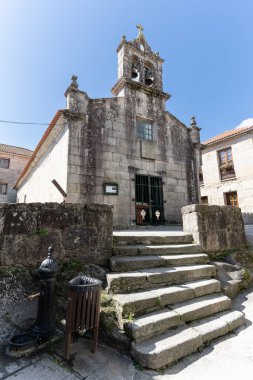 Galiçya, Pontevedra 'daki güzel balıkçı köyü Combarro' nun kilisesi. Yüksek kalite fotoğraf