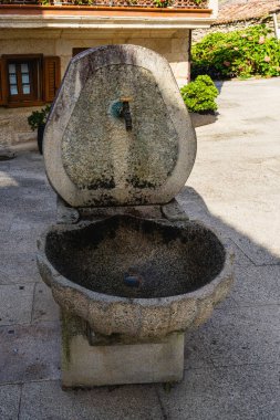 Galiçya 'nın Pontevedra kentindeki Combarro adlı güzel balıkçı köyünde çeşme ve tekne gezisi olan bir plaza. Yüksek kalite fotoğraf