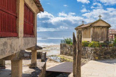 Galiçya 'nın Pontevedra kentindeki güzel Combarro balıkçı köyündeki tipik horreos. Yüksek kalite fotoğraf