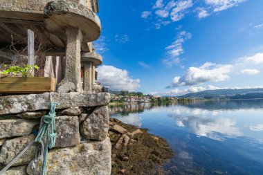 Galiçya, Pontevedra 'daki güzel balıkçı köyü manzarası. Yüksek kalite fotoğraf