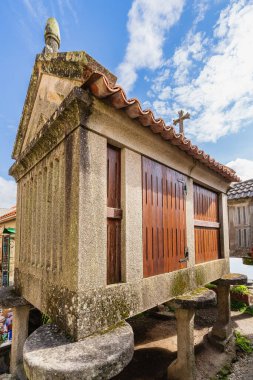 Galiçya 'nın Pontevedra kentindeki güzel Combarro balıkçı köyündeki tipik horreos. Yüksek kalite fotoğraf
