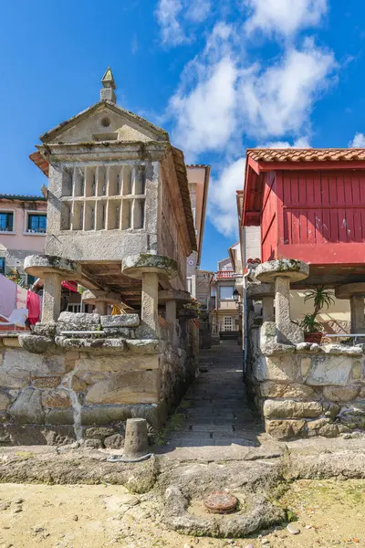 Galiçya 'nın Pontevedra kentindeki güzel Combarro balıkçı köyündeki tipik horreos. Yüksek kalite fotoğraf