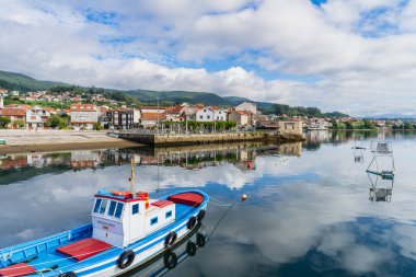 Combarro, İspanya, 11 Eylül 2023. Galiçya 'nın Pontevedra kentindeki güzel ve turistik balıkçı kasabası. Yüksek kalite fotoğraf