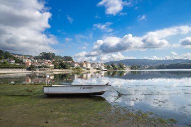 Combarro, İspanya, 11 Eylül 2023. Galiçya 'nın Pontevedra kentindeki güzel ve turistik balıkçı kasabası. Yüksek kalite fotoğraf