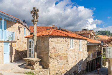 Combarro, İspanya, 11 Eylül 2023. Galiçya 'nın Pontevedra kentindeki güzel ve turistik balıkçı kasabası. Yüksek kalite fotoğraf