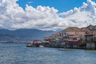 Combarro, İspanya, 11 Eylül 2023. Galiçya 'nın Pontevedra kentindeki güzel ve turistik balıkçı kasabası. Yüksek kalite fotoğraf