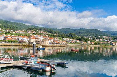 Combarro, İspanya, 11 Eylül 2023. Galiçya 'nın Pontevedra kentindeki güzel ve turistik balıkçı kasabası. Yüksek kalite fotoğraf