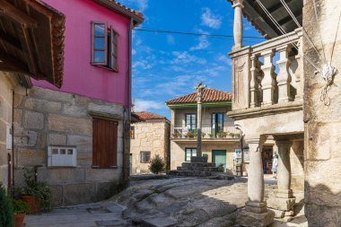 Combarro, İspanya, 11 Eylül 2023. Galiçya 'nın Pontevedra kentindeki güzel ve turistik balıkçı köyünün caddesi. Yüksek kalite fotoğraf