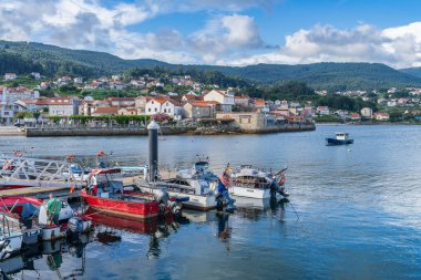 Combarro, İspanya, 11 Eylül 2023. Galiçya 'nın Pontevedra kentindeki güzel bir balıkçı köyünün manzarası. Yüksek kalite fotoğraf