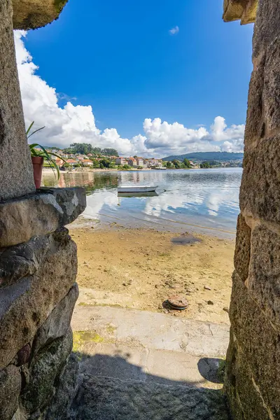 Combarro, İspanya, 11 Eylül 2023. Galiçya 'nın Pontevedra kentindeki güzel ve turistik balıkçı kasabası. Yüksek kalite fotoğraf