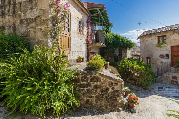 Combarro, İspanya, 11 Eylül 2023. Galiçya 'nın Pontevedra kentindeki güzel ve turistik balıkçı kasabası. Yüksek kalite fotoğraf