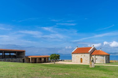 Sanxenxo Sangenjo, Pontevedra, Galiçya 'daki La Lanzada Leydimizin Hermitage manzarası. Yüksek kalite fotoğraf