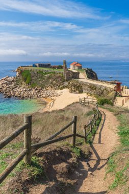 Sanxenxo Sangenjo, Pontevedra, Galiçya 'daki La Lanzada Leydimizin Hermitage manzarası. Yüksek kalite fotoğraf