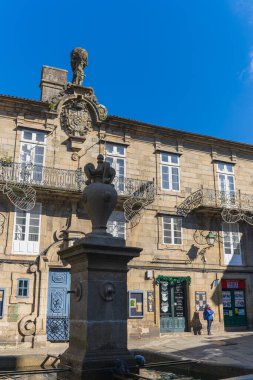 Santiago de Compostela, İspanya, 26 Şubat 2023. Galiçya 'nın Santiago de Compostela şehrinde güzel bir meydan. Yüksek kalite fotoğraf