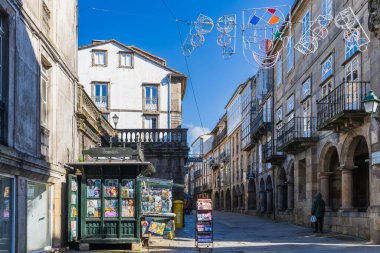 Santiago de Compostela, İspanya, 26 Şubat 2023. Galiçya 'nın Santiago de Compostela şehrinde bir sokak. Yüksek kalite fotoğraf