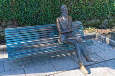 Santiago de Compostela, İspanya, 26 Şubat 2023. Yazar Ramon Maria del Valle Inclan 'ın Santiago de Compostela' daki Alameda Park 'taki heykeli. Yüksek kalite fotoğraf