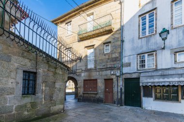 Santiago de Compostela, İspanya, 26 Şubat 2023. Galiçya 'nın Santiago de Compostela şehrinde bir sokak. Yüksek kalite fotoğraf