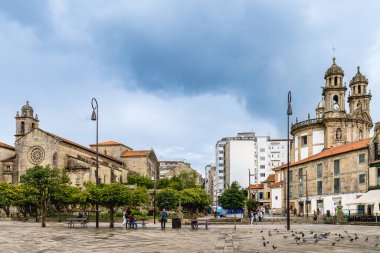 Pontevedra, İspanya, 16 Eylül 2023 San Francisco Manastırı ve Hacı Bakire Kilisesi 'nin kuleleri, Galiçya' nın Pontevedra şehrinde. Yüksek kalite fotoğraf
