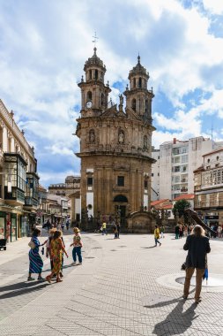 Pontevedra, İspanya, 16 Eylül 2023. Hacı Bakire Kilisesi ve Pontevedra şehrinde Ravachol papağanı heykeli. Yüksek kalite fotoğraf