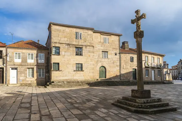 Pontevedra, İspanya, 16 Eylül 2023. Plaza Alonso de Fonseca ve Pontevedra şehrinde taş haç. Yüksek kalite fotoğraf